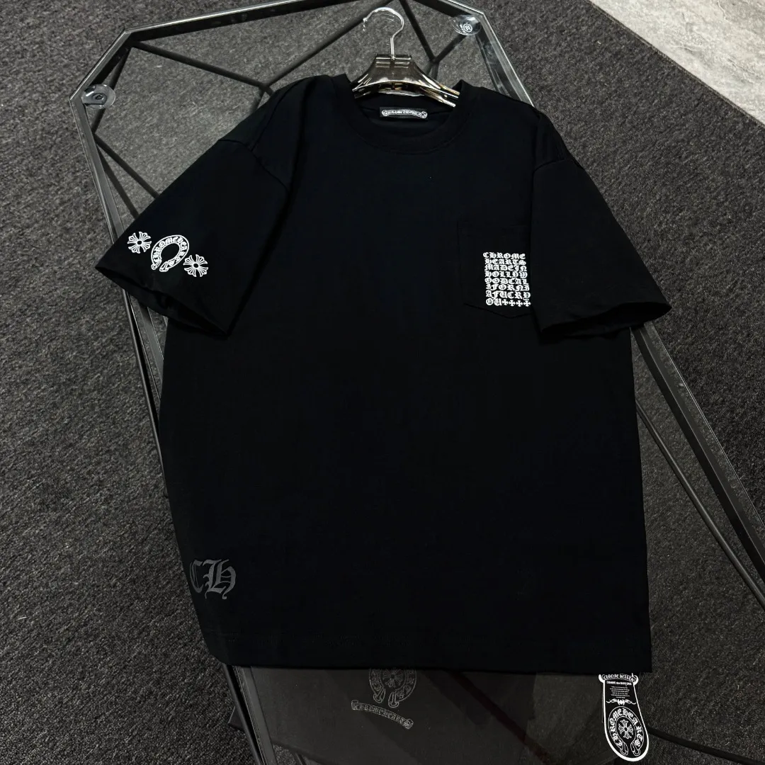P170 Chrome Hearts Chrome Hearts 25 high-end versions. The fabric is made of 300 grams of high-density pure cotton. It does not deform or shrink. It has three labels. It is the same style for men and women. Technology: Digital printing. Color: White. Black. SIZE: S-XL.